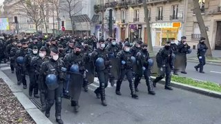 ワクチンパスポートとマクロン政府に対するフランス全土でのデモンストレーションに警察も参加