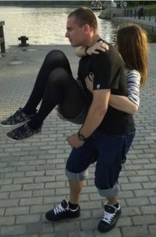 ギターが一瞬ケツに見えるけど一度ギターと認識したら二度とケツに見えないあの画像