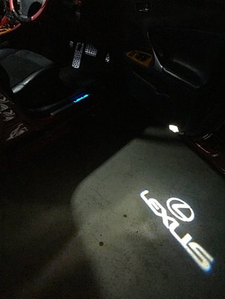 今の車って夜にドア開けたらマーク地面に出るんだね