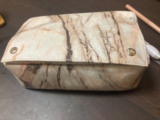 このメイクポーチ