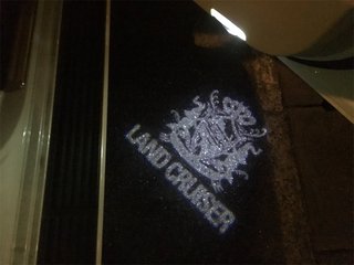 今の車って夜にドア開けたらマーク地面に出るんだね