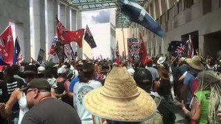 カナダの状況に触発されて、キャンベラの議会を民衆が包囲しているww