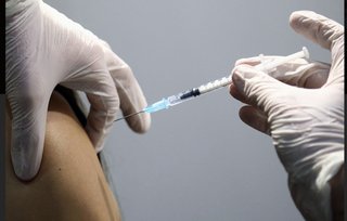 なんで国会議員はワクチンの注射器にキャップが付いた？ww 