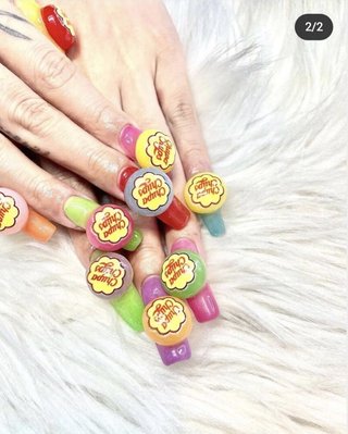 加藤紗里、ド派手な「チュッパチャプス」ネイルを公開