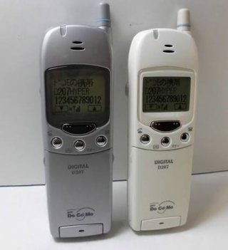 一番最初に持った携帯電話は何だった？