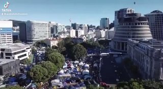 ニュージーランド 自由を求めるワクチン抗議に参加している市民達のキャンプが議会周辺に作られている