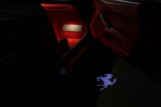 今の車って夜にドア開けたらマーク地面に出るんだね