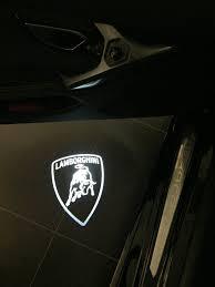 今の車って夜にドア開けたらマーク地面に出るんだね