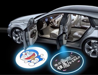 今の車って夜にドア開けたらマーク地面に出るんだね