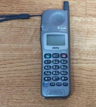一番最初に持った携帯電話は何だった？