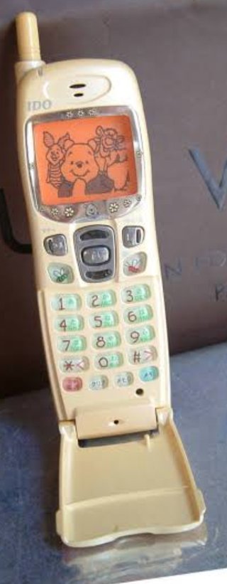 一番最初に持った携帯電話は何だった？