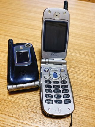 一番最初に持った携帯電話は何だった？