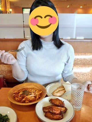 「サイゼリヤで喜ぶ妻」