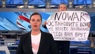 ロシア国営テレビの生放送に乱入し戦争反対を訴えた女性、連行されてしまう…