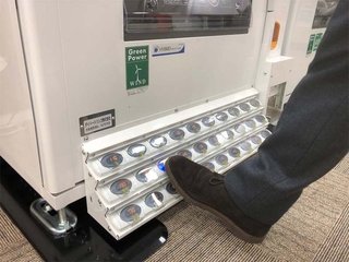 ダイドードリンコ、足で操作する自動販売機を開発