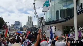 オーストラリア 市民達は、偽りの報道を行って毒ワクチン死に追いやったABC放送を取り囲み