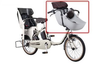 電動自転車、前後に子供。荷台なし。幼稚園の荷物