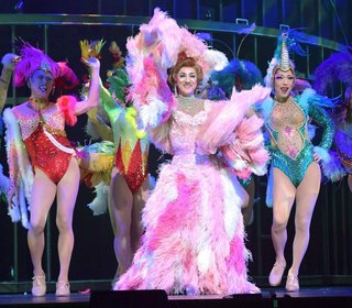 市村正親　７３歳の華やかピンクドレス姿「美しいです」の褒め言葉に「本音ですか？」 