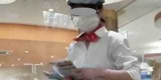 フードコートで店員に変装し､子供へのワクチン接種やめるよう呼びかけるビラを配る女性が出現【大阪】