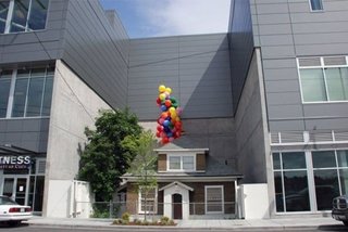 立ち退きを拒否し続けた女性、家の周りに巨大ショッピングモールが建つ（米）