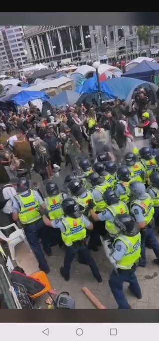ニュージーランド、ワクチン反対の国民と独裁警察の戦闘