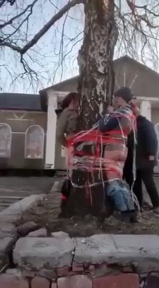 ウクライナでシュリンクラップと飢えた女性と子供たちの拷問