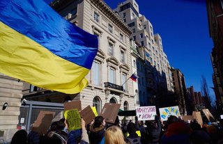 ウクライナ避難民の女性や子供、人身売買の標的に