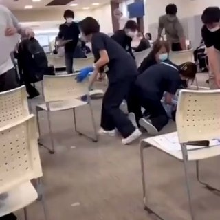 会場で3回目のワクチンを接種し、そのまま倒れて搬送先の病院で、死亡