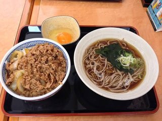 吉野家で温かいそばを頼んだらワカメ一枚のっていた。