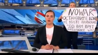 ロシア国営放送で女性スタッフが放送中に反戦を訴え逮捕 される