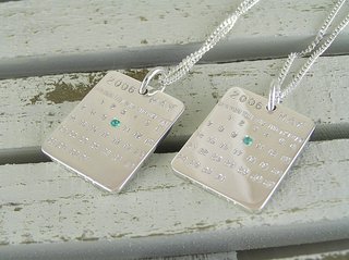 オバサン達昔さ、腕時計のバンドの部分に小さいアルミのカレンダー折って付けてたんでしょ