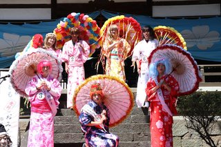 【山梨】男性が長じゅばんを着て女性の格好でみこしを担ぐ伝統の祭り「おみゆきさん」