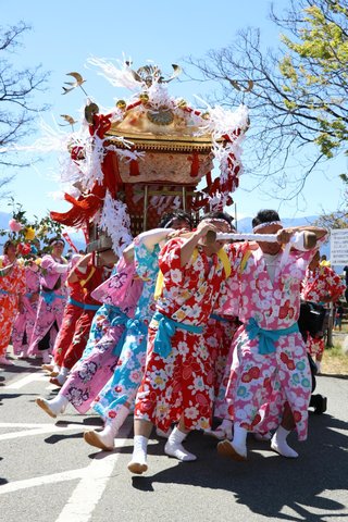 【山梨】男性が長じゅばんを着て女性の格好でみこしを担ぐ伝統の祭り「おみゆきさん」