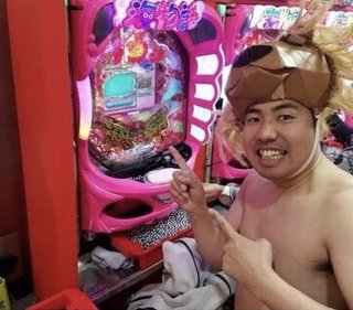上半身裸でパチンコに熱中するOLの画像