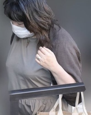 小室佳代さん　熟年男性とのデート現場を目撃！左手薬指に指輪をはめる本気ぶり