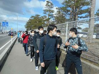 暖房機器製造のダイニチ工業、新人が30km歩く研修　3年ぶり開催　