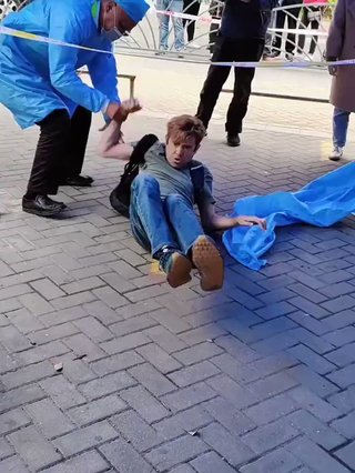 中国にやってきた西洋人が助けを求め、"Help"と叫んでいる