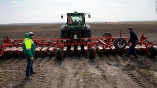 ロシア軍、ウクライナ農家から大量の穀物を略奪