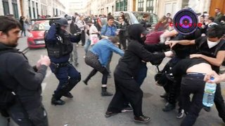 改憲後の日本 、警察が鈍器で頭蓋骨を損傷させている