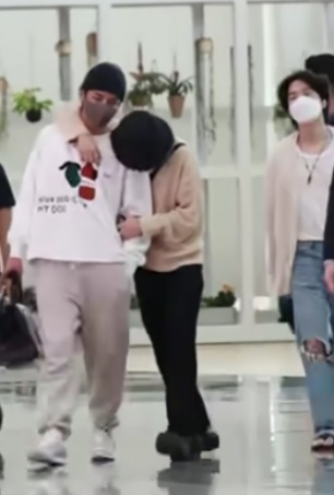 熱愛報道へのメッセージ？BTS・Vの意味深な空港ファッションが話題に