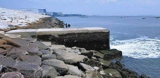 海に突き出した排水管の上で相撲を取っていた高校生2人を突き落とした元同級生を逮捕