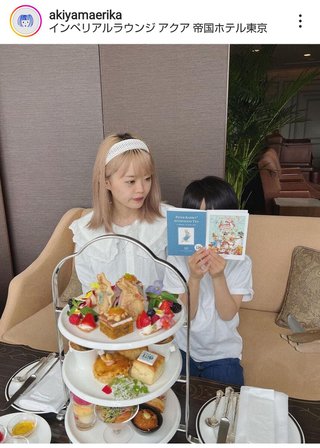 「霜降り明星」粗品の妻・秋山衣梨佳、子どもとアフタヌーンティーを楽しむ姿に「可愛い親子」の声