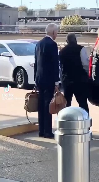 バイデン、空港でUberに迎えられて帰るところを撮られてしまうww 