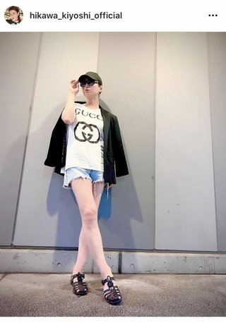 氷川きよし、”４４歳”ショーパンの色白美脚ショット！「モデルさんみたい」