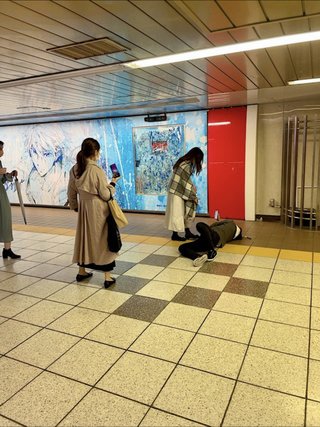 オタク「あ、Free!の広告だ！写真撮ろ」酔っ払い「うぅ…」