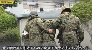 ワクチン打って十数人の自衛官らが式典の最中に次々と意識を失って倒れる異常事態発生