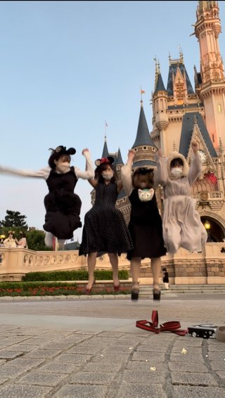 エビ反りジャンプからの転倒。シンデレラ城の前で尻を丸出し