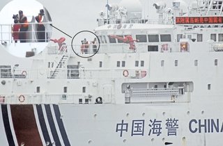【悲報】日本漁船にカメラ構える　中国船、尖閣周辺で執拗に追尾