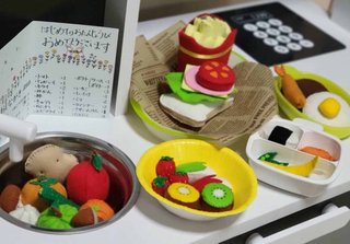 「初孫パワーすごすぎる」おばあちゃんが1歳孫にプレゼントした“手作りおままごとセット