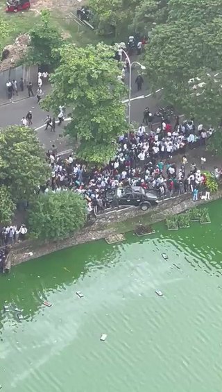 コロナ詐欺 ロックダウン等で経済が崩壊したスリランカ、民衆が高級車を川の中に投げ込んでいる